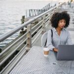 De vrijheid van online werken vanuit het buitenland en vanuit huis geld verdienen