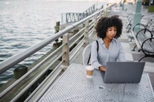 Persoon geniet van Online werken vanuit het buitenland